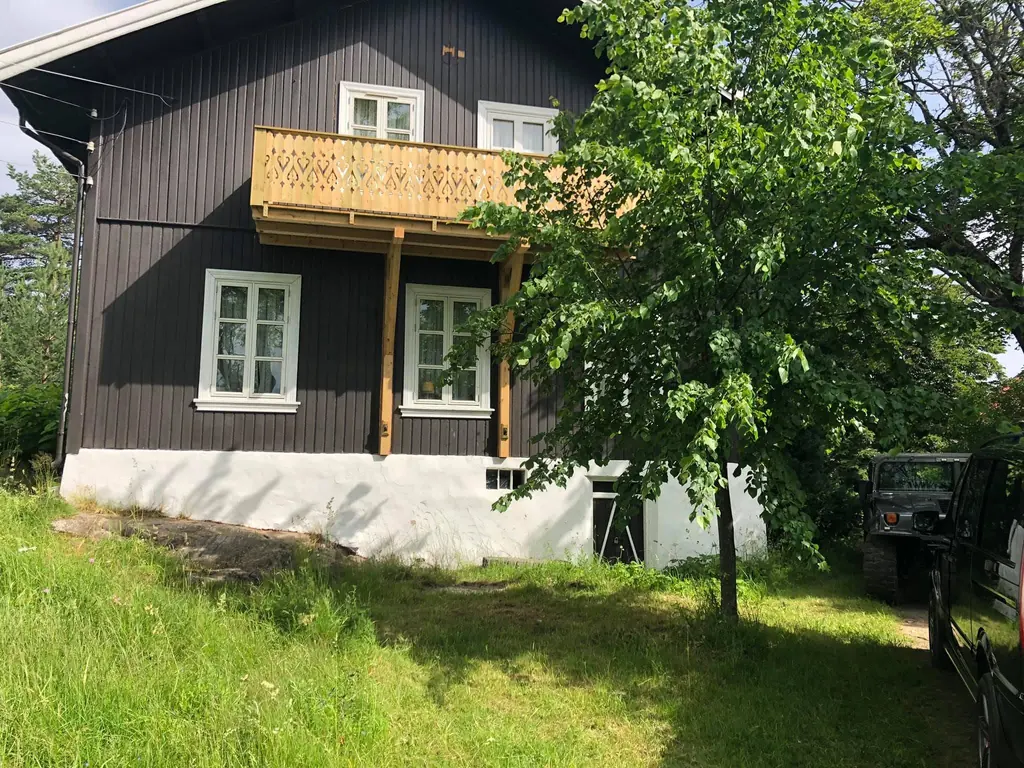 Ny balkong på et svart hus