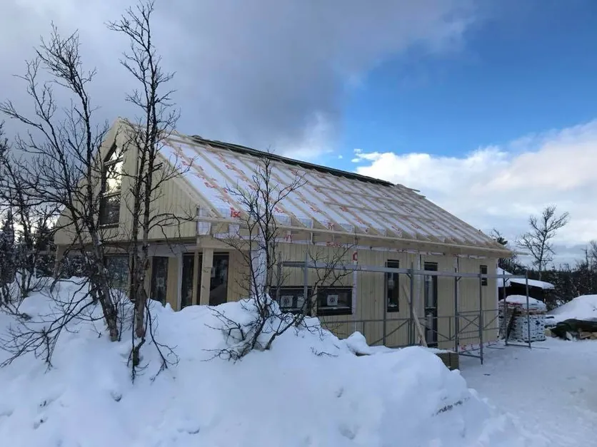 En hytte i snø før arbeidet starter