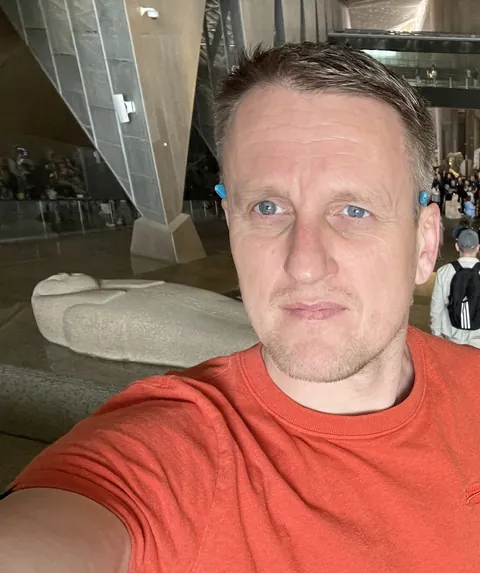 Janis Martins i oransje t-skjorte, tatt av ham selv