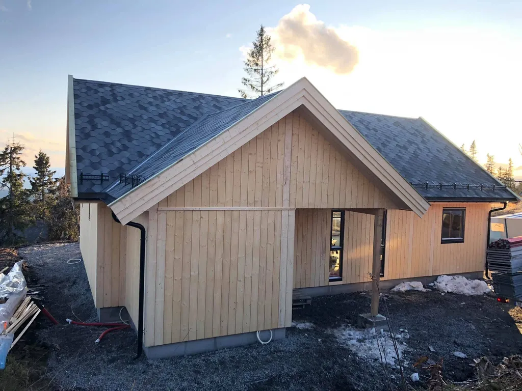 Hytte i kveldssol, ferdig gavl