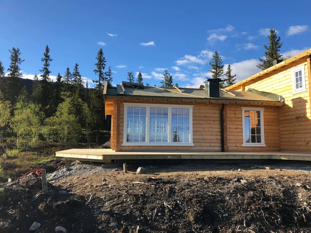 Laft med kran, ferdig laftehytte med terrasse