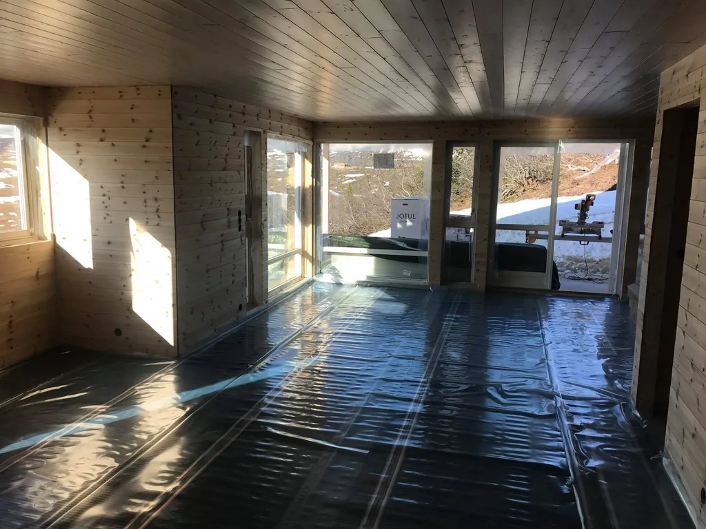 Laftet stue, trapp og rekkverk, panel og store vinduer