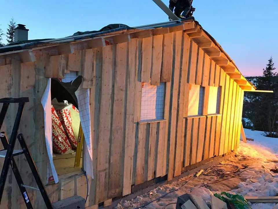 Tilbygg på eldre hytte, kledning