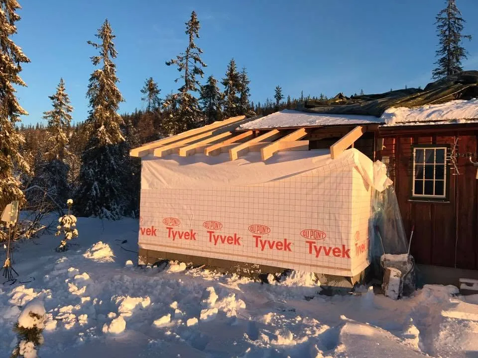 Tilbygg på eldre hytte, vindsperre